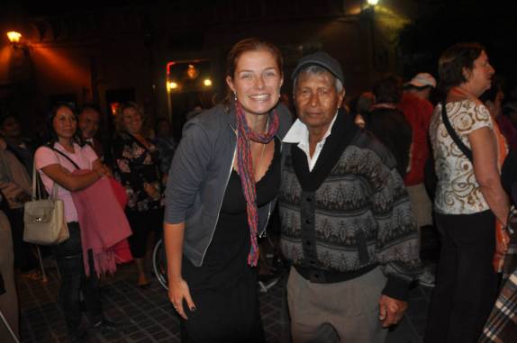 A Ana socializa durante 'callejonata' pelas ruas de Guanajuato, no México